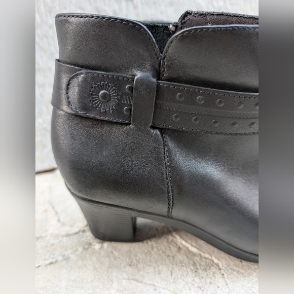 Clarks Bendables Dream Belle Leather Ankle Booties Black 37595 Women's Size 8.5 - Picture 3 of 8